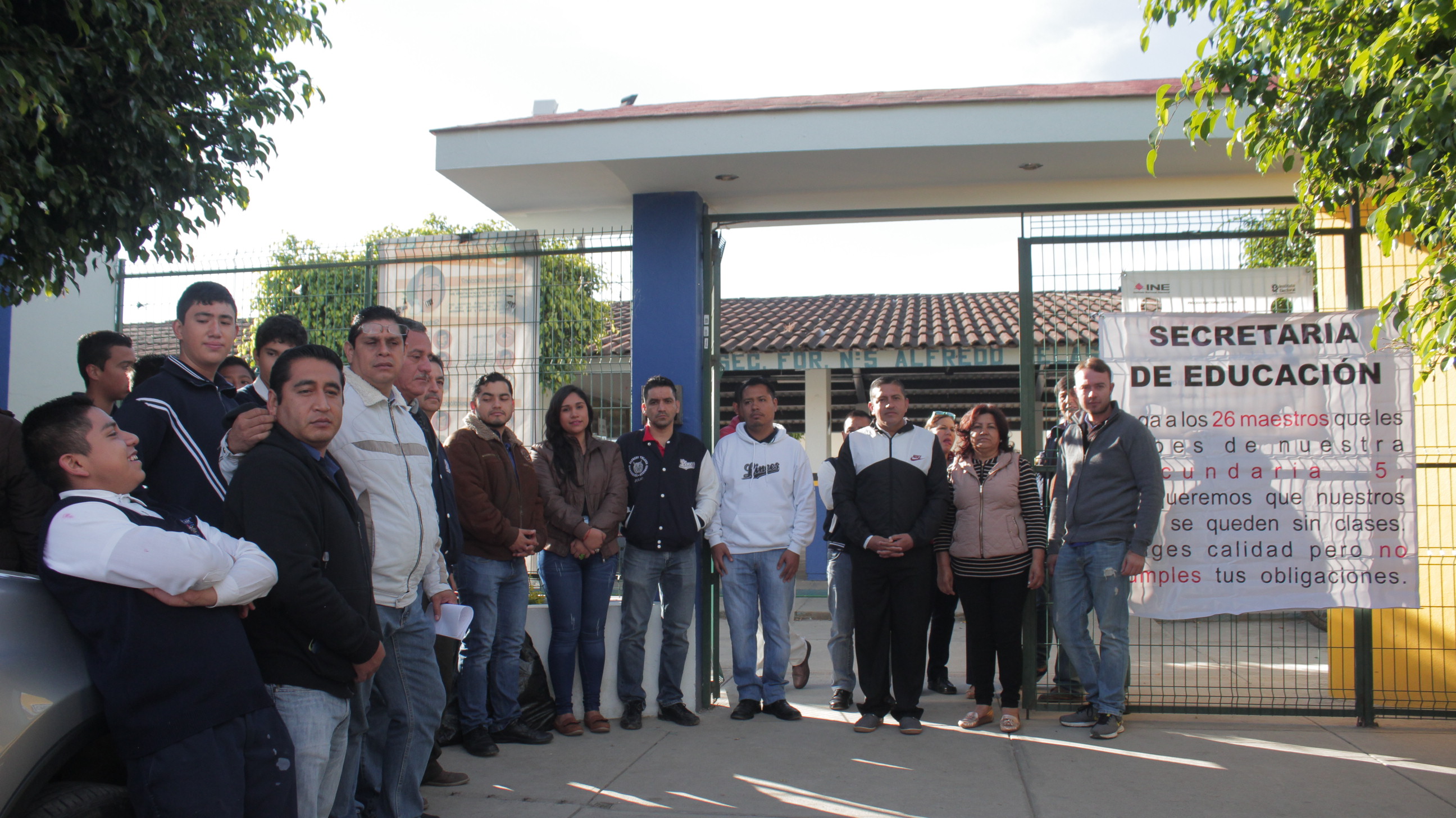 Profesores de la secundaria Alfredo Velasco Cisneros continúan